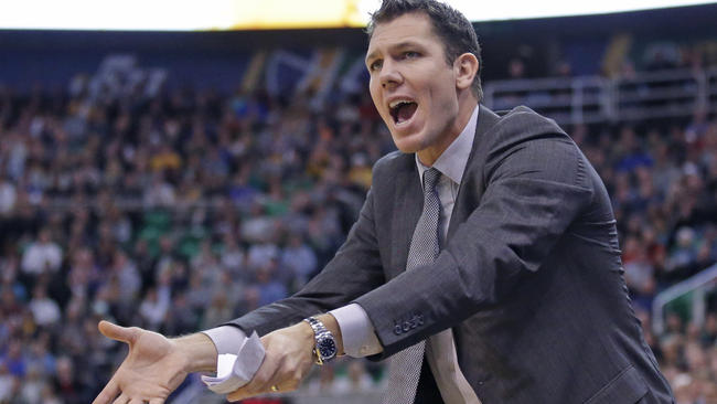 ct-luke-walton-warriors-20151201-001